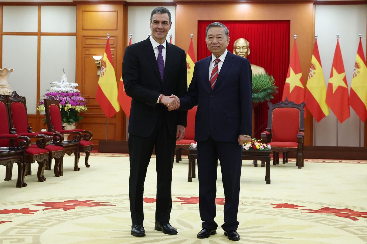 Pedro Sánchez con el líder del Partidoi Comunista de Vietnam, To Lam.