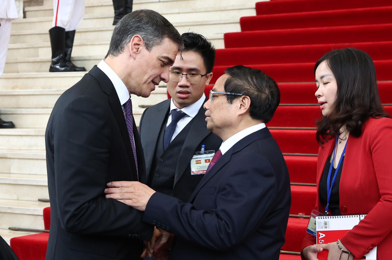 El presidente del Gobierno español, Pedro Sánchez (i), a su llegada al almuerzo oficial ofrecido por el primer ministro de la República Socialista de Vietnam, Pham Minh Chinh.
