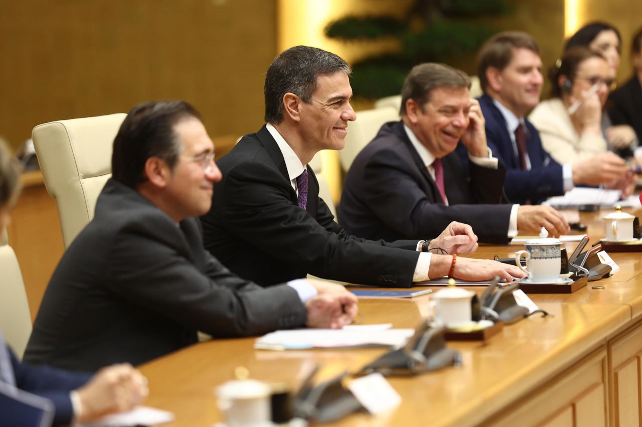 Sánchez con los ministros Albares y Planas.