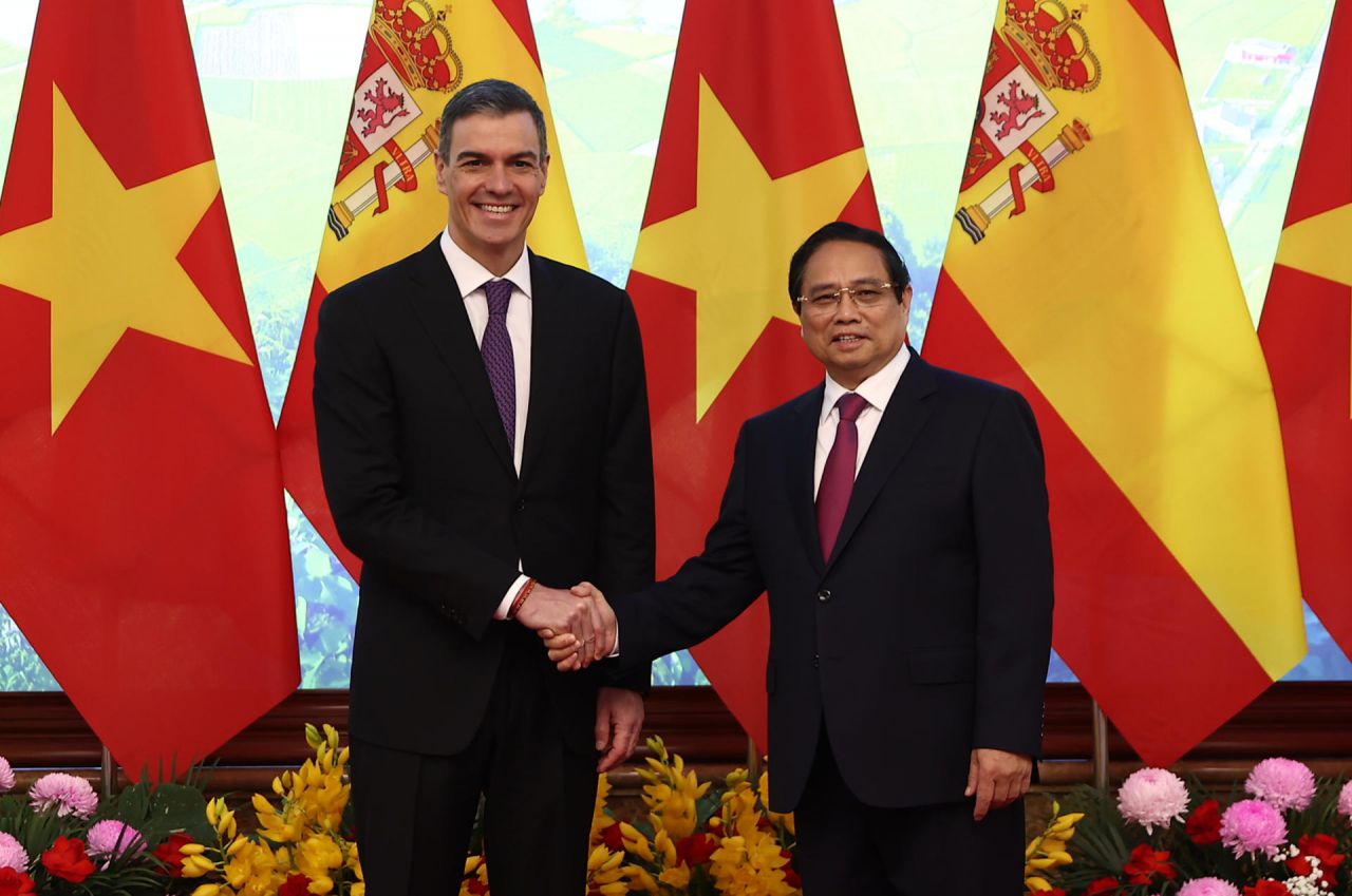 Pedro Sánchez con el primer ministro de Vietnam, Pham Minh Chinh.