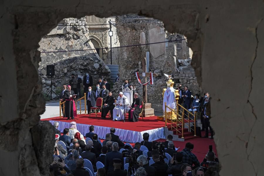 El papa Francisco (c) reza este domingo entre escombros y muros medio derruidos en la plaza de Hosh al Bieaa de la devastada ciudad iraquí de Mosul por todas las víctimas de las guerras. En esta plaza se alzaban cuatro iglesias cristianas antes de que los terroristas del Estado Islámico (EI) arrasaran la ciudad. 