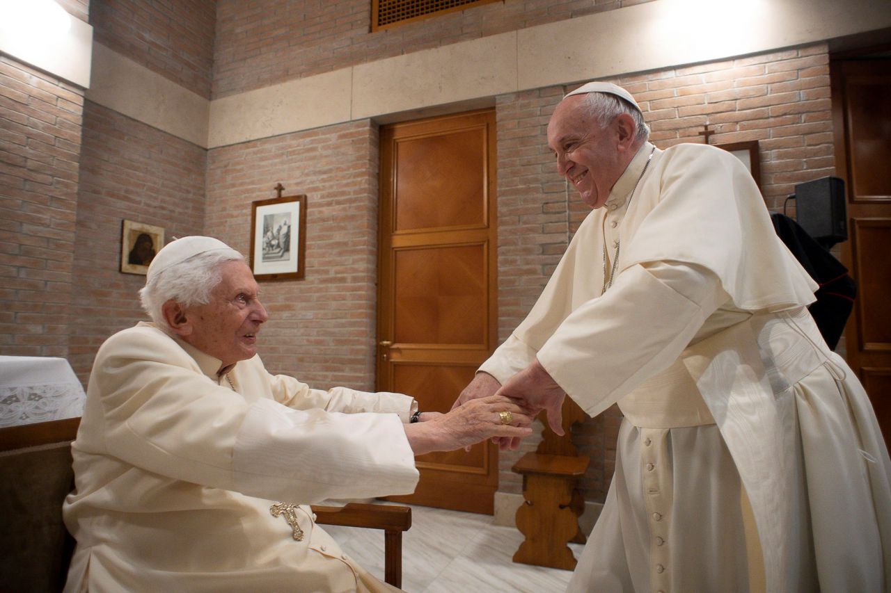 Los Papas Benedicto XVI y Francisco.