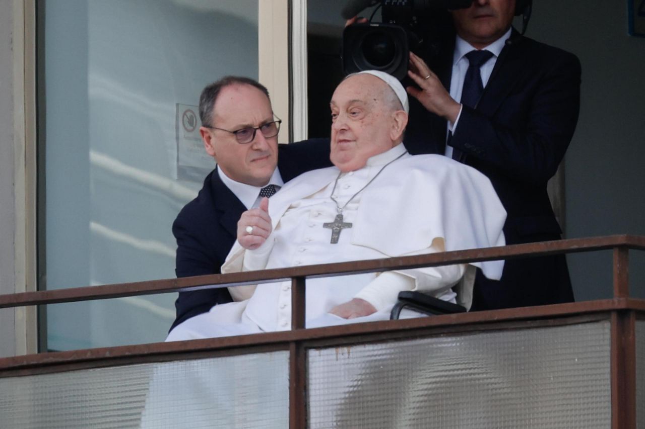 El Papa Francisco saluda a los fieles tras 38 días hospitalizado.