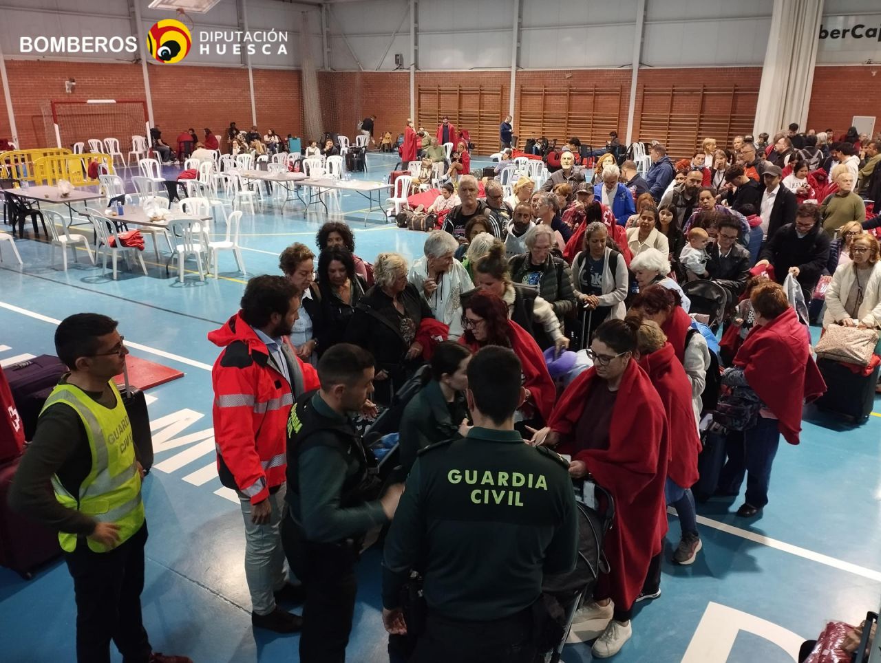 305 pasajeros de un AVE Madrid - Barcelona en el municipio de Zaidín (Huesca) a su llegada ayer tras su traslado durante el apagón eléctrico a un pabellón en esta población para acogerlos y su posterior traslado en autobús a Zaragoza. 