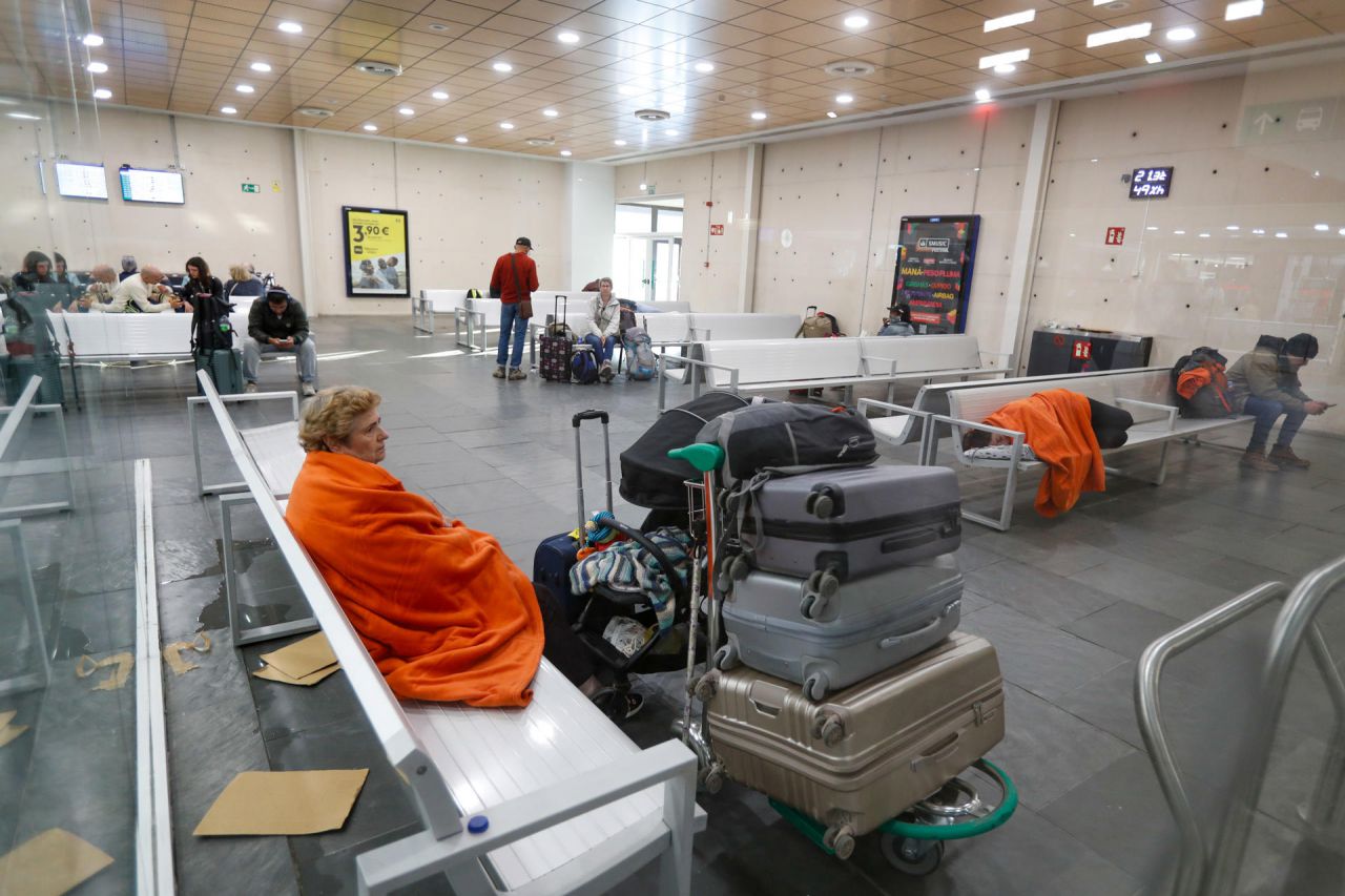 Un grupo de personas que ha pasado la noche en la estación espera a la salida de los trenes en la estación de Delícias de Zaragoza para volver a sus casas este martes tras el apagón eléctrico que sufrió ayer la península. 