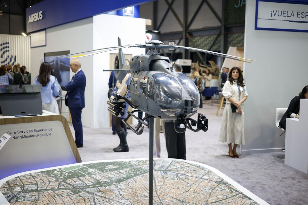 Ambiente durante el primer día de la Feria Internacional de Defensa y Seguridad de España (Feindef).