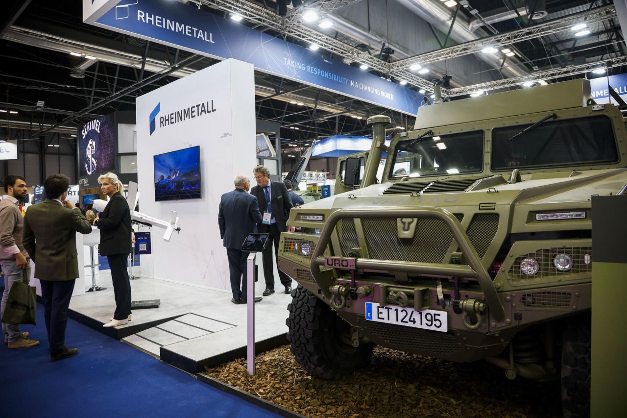 Ambiente durante el primer día de la Feria Internacional de Defensa y Seguridad de España (Feindef).