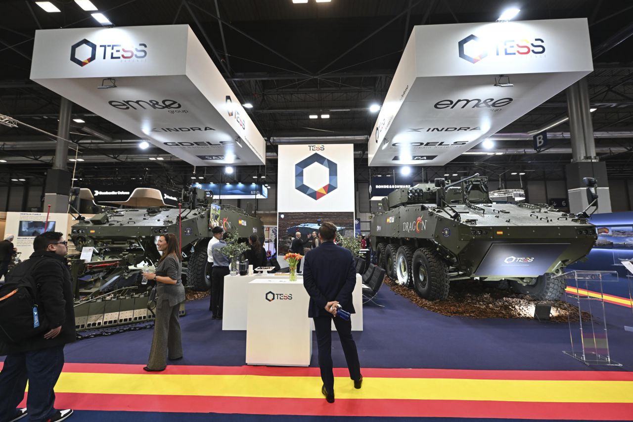 Ambiente durante el primer día de la Feria Internacional de Defensa y Seguridad de España (Feindef).