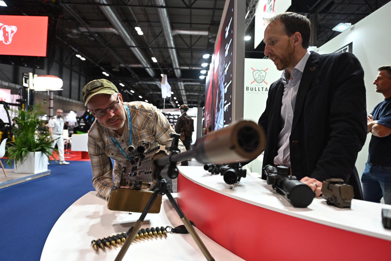 Ambiente durante el primer día de la Feria Internacional de Defensa y Seguridad de España (Feindef).