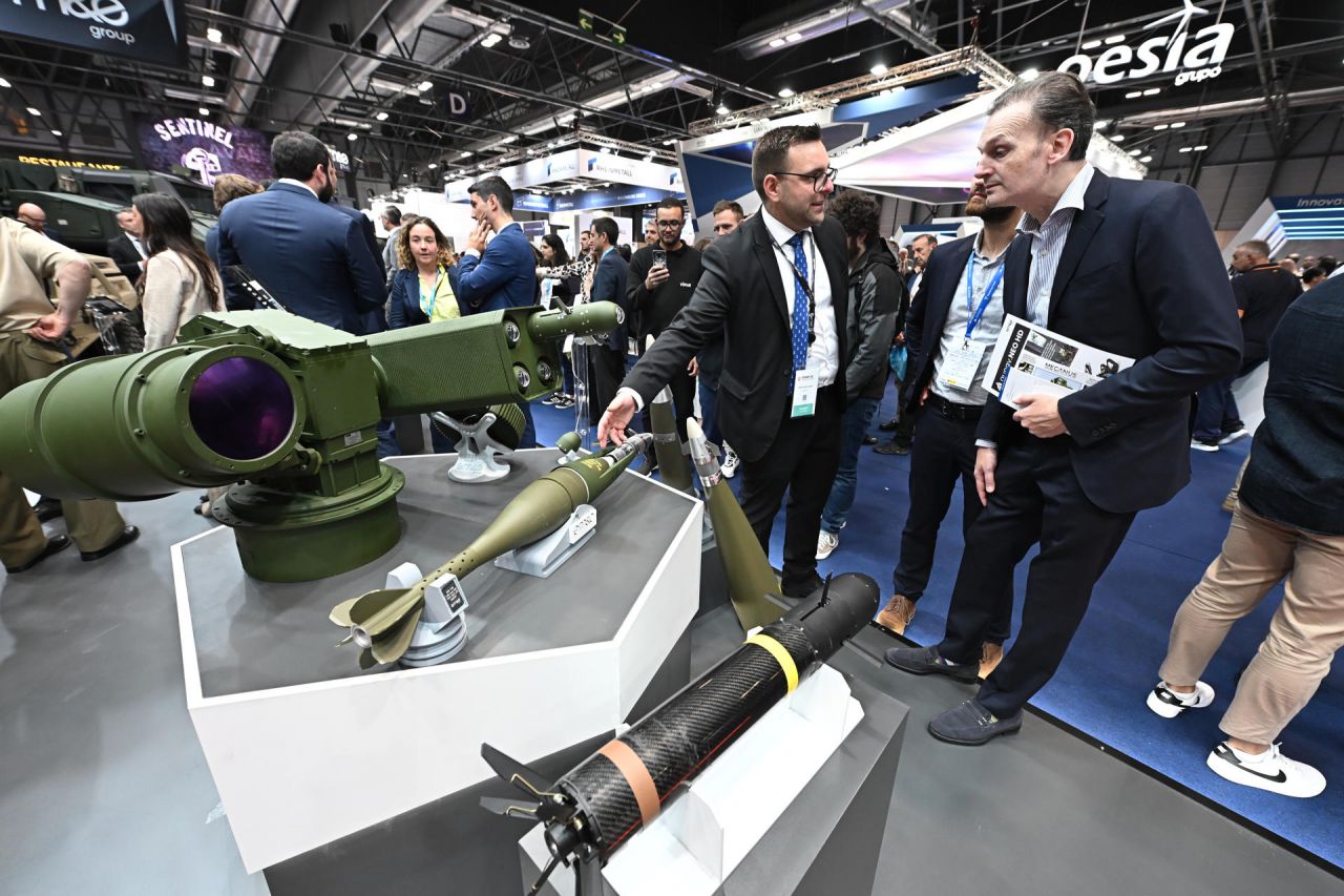 Ambiente durante el primer día de la Feria Internacional de Defensa y Seguridad de España (Feindef).