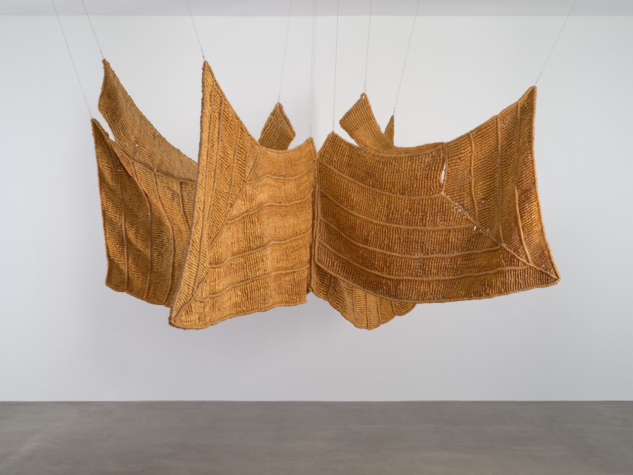 Aurelia Muñoz Àguila Beige, 1977. 300 x 250 x 120 cm. Macramé de cuerdas de sisal teñidas por la artista y yute. The Museum of Modern Art, New York. Committee on Architecture and Design Funds, 2018. 