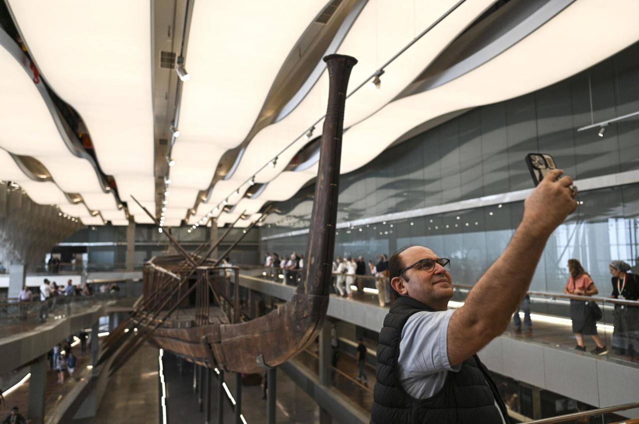 Un visitante se toma una selfie dentro del Museo de las Barcas de Keops.