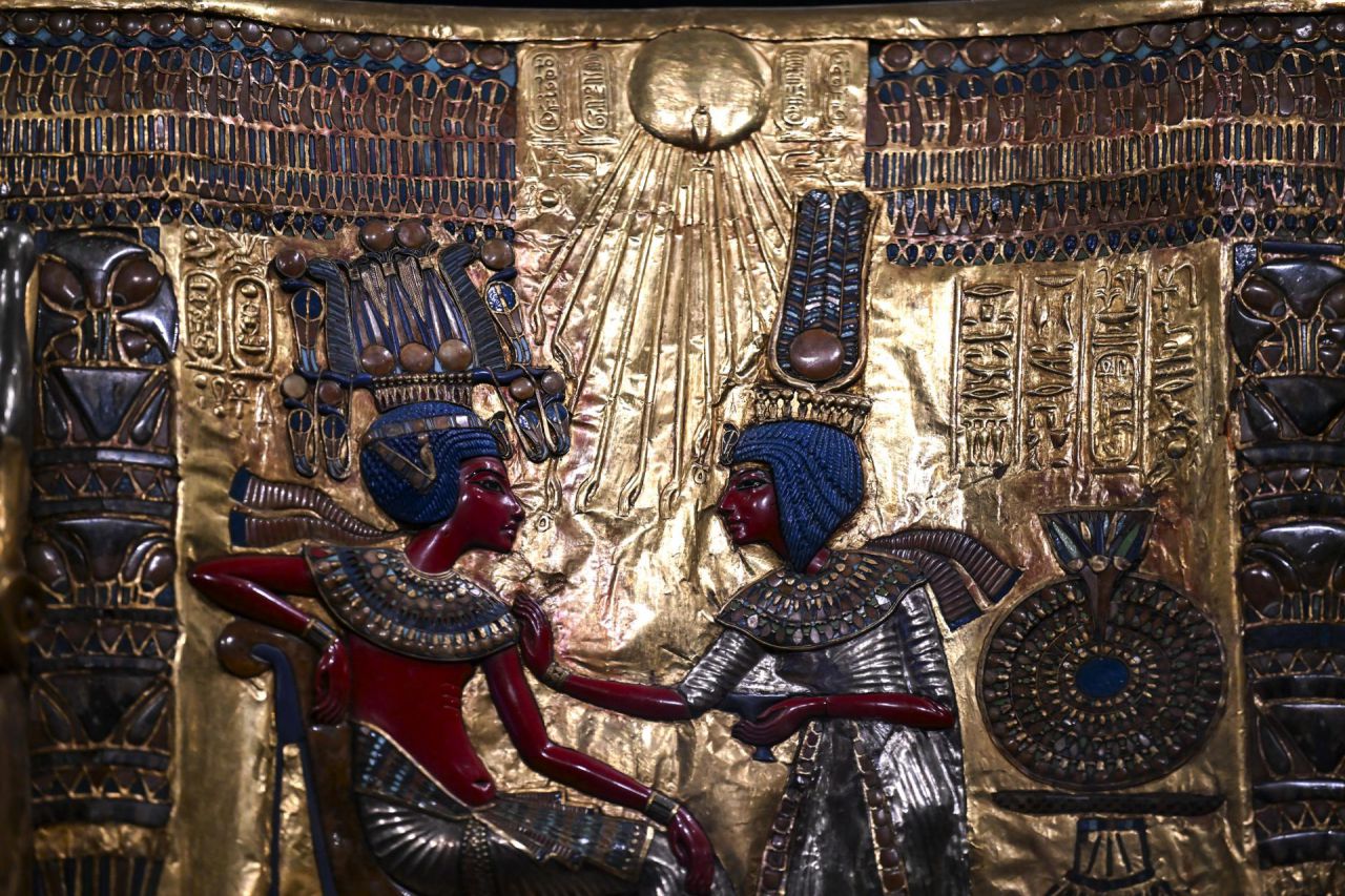 Detalle del trono dorado y el escabel del antiguo faraón egipcio Tutankamón.