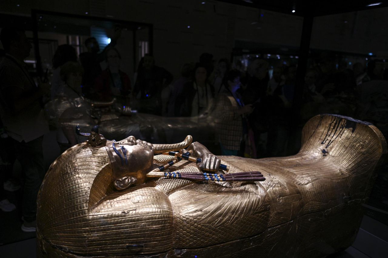El sarcófago dorado del antiguo faraón egipcio Tutankamón.