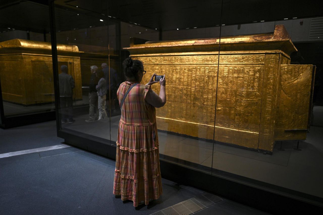 Un visitante toma una fotografía en el Gran Museo Egipcio.