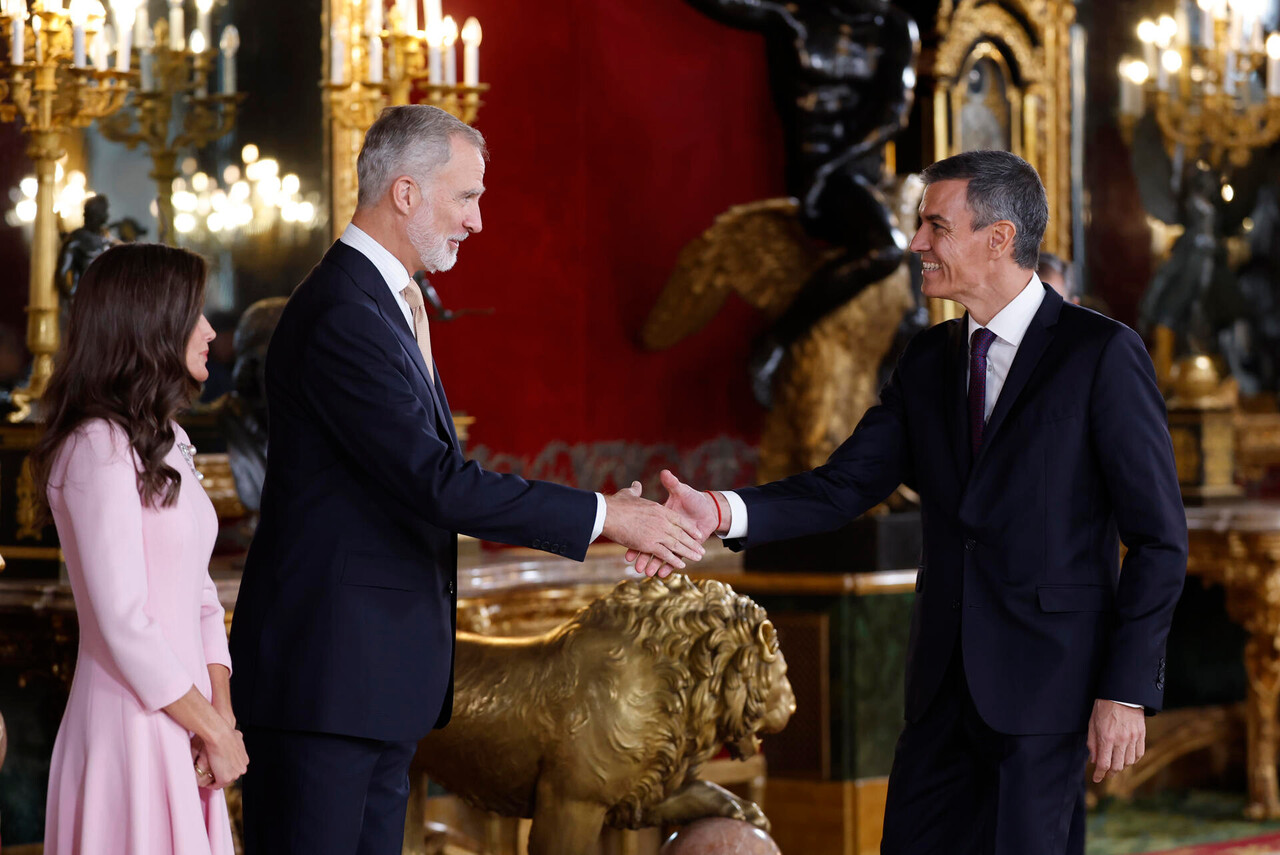 Pedro Sánchez, presidente del Gobierno, asiste al besamanos celebrado en el Palacio Real durante la recepción de la Fiesta Nacional 2026