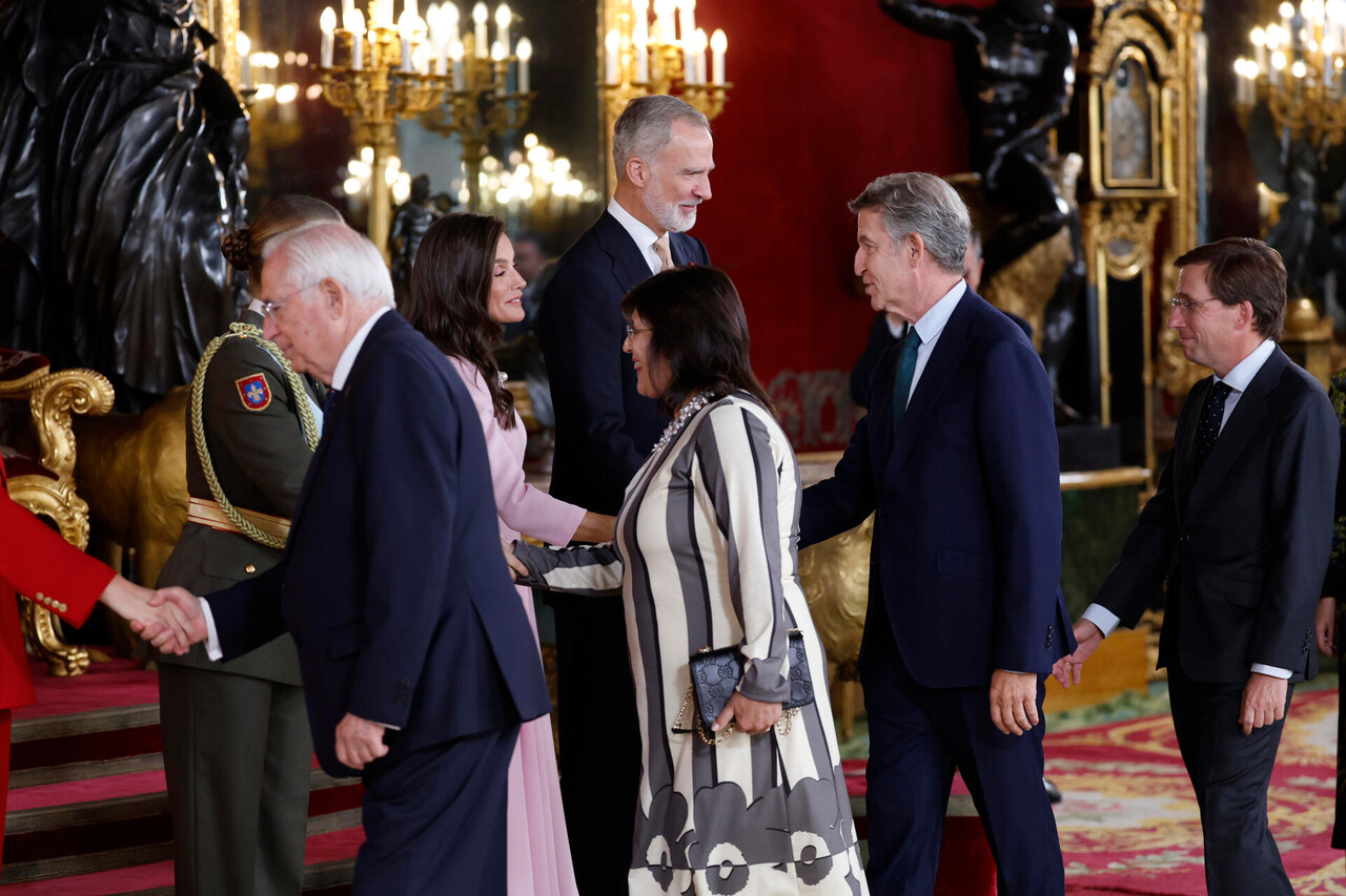 Alberto Núñez Feijóo, presidente del PP, asiste al besamanos celebrado en el Palacio Real durante la recepción de la Fiesta Nacional 2026