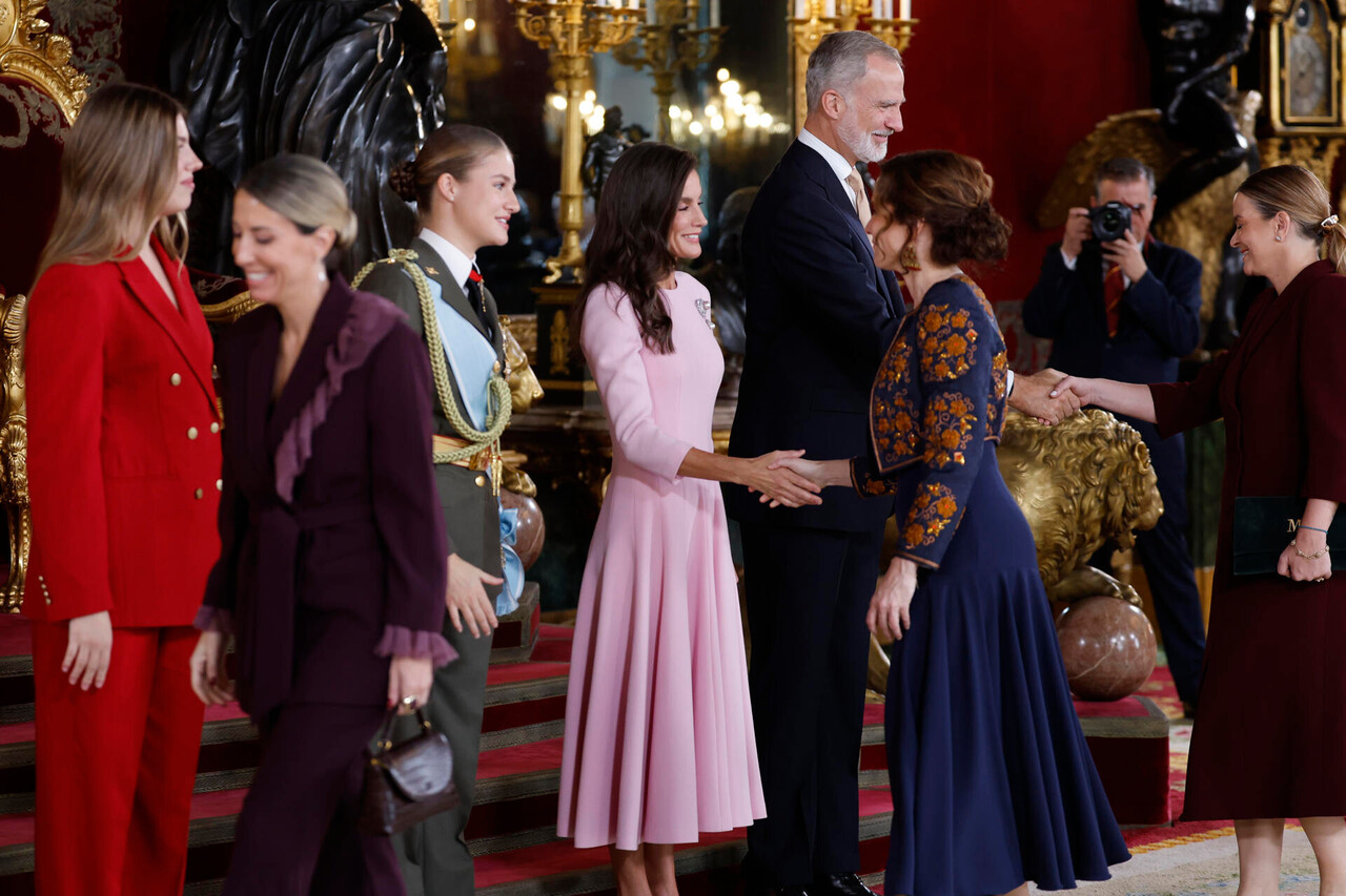 Isabel Díaz Ayuso, presidenta de la Comunidad de Madrid, asiste al besamanos celebrado en el Palacio Real durante la recepción de la Fiesta Nacional 2026