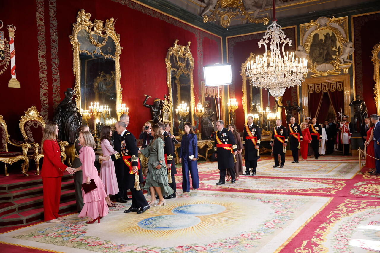 Besamanos celebrado en el Palacio Real durante la recepción de la Fiesta Nacional 2026