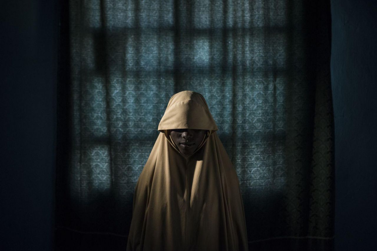 Aisha (14) posa para un retrato en Maiduguri, estado de Borno, Nigeria. Después de ser secuestrada por Boko Haram, a Aisha se le asignó una misión de bombardeo suicida, pero logró escapar y encontrar ayuda en lugar de hacerse explotar.
