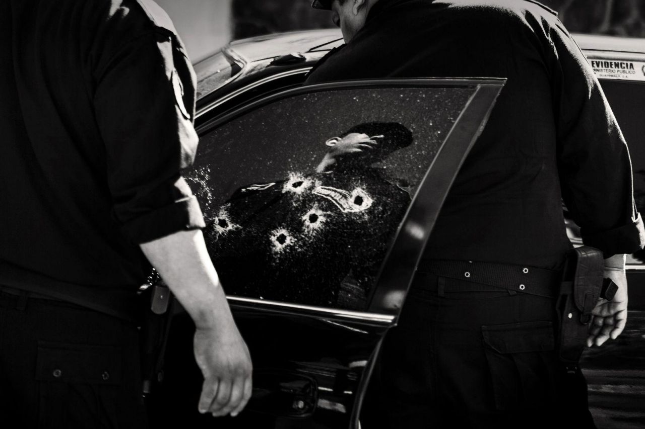 La escena del crimen en el lujoso distrito de hoteles y vida nocturna de Zona Viva en Ciudad de Guatemala, Guatemala, después de que Karina Marlene, de 31 años, hubiera sido tiroteada por seis disparos desde un taxi.
