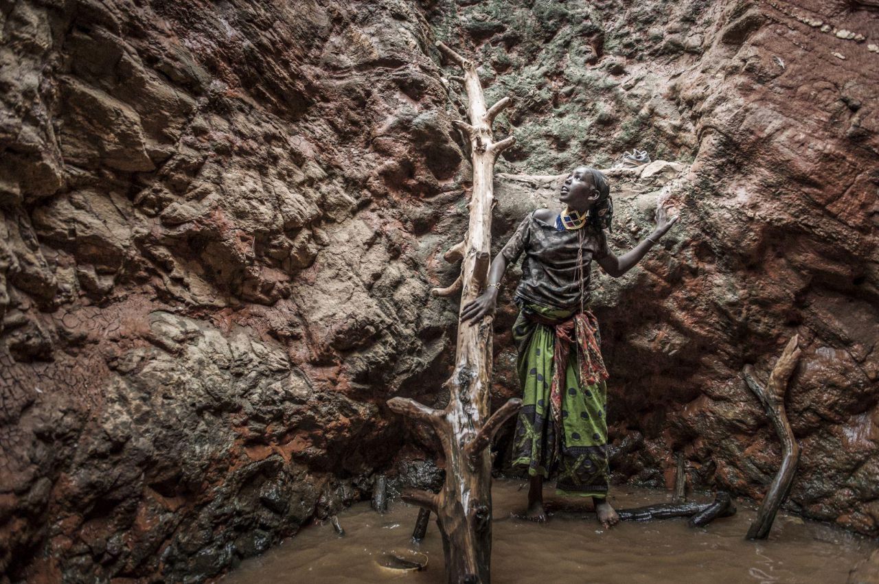 Una mujer Borana se encuentra dentro de un pozo, obteniendo agua para su ganado, en el Valle de Omo, Etiopía.
