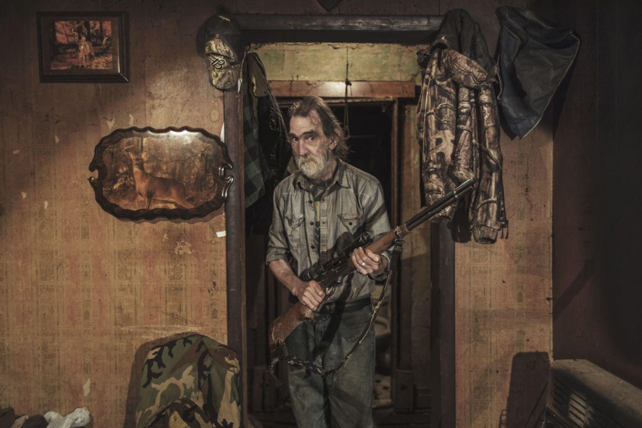 El fotógrafo viajó por Virginia, Virginia Occidental y Maryland para conocer a una variedad de personas, desde activistas de extrema derecha hasta patriotas y personas enojadas por la forma en que se gobierna en los EE. UU., En un intento de comprender por qué la ira blanca ha salido a la superficie. En la imagen, Donna Tottel (54) y Doug Tottel (55), quienes sobreviven vendiendo productos usados, en su porche en Fort Creek.