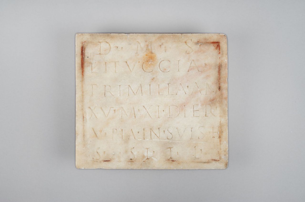 6. Lápida funeraria Mármol tallado y pintado, 27 x 30 x 2,4 cm Madrid, Museo Arqueológico Nacional