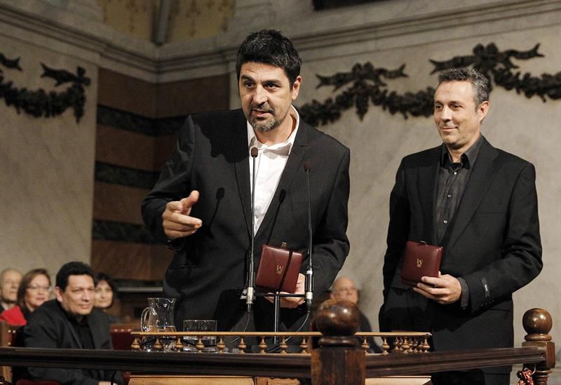 El director y guionista Cesc Gay (i) y el guionista Tomás Aragay (d) reciben el galardón Borau-RAE por el guión de la película 'Truman', en la entrega de los premios de la Real Academia Española, durante la celebración en su sede el Día de la Fundación pro Real Academia Española.