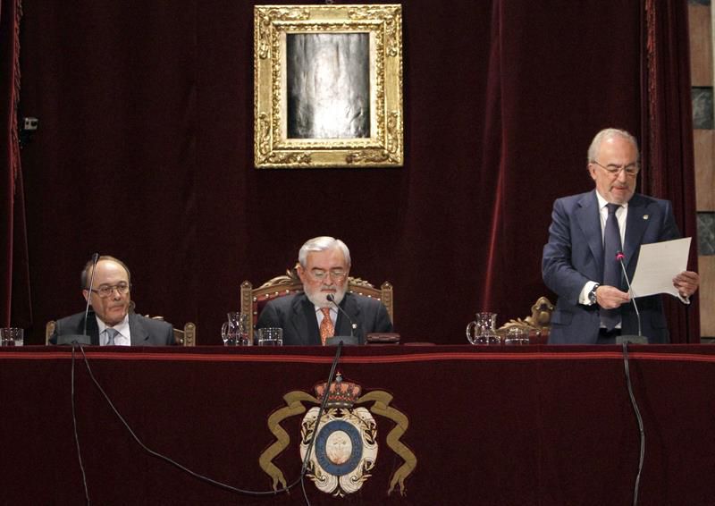 El director de la Real Academia Española (RAE) y vicepresidente de la Fundación, Darío Villanueva (c); el presidente de la Fundación y gobernador del Banco de España, Luis María Linde (i); y el secretario de la institución, Santiago Muñoz Machado (d), durante la entrega de los premios anuales de la RAE con motivo de la celebración en su sede el Día de la Fundación pro Real Academia Española. 