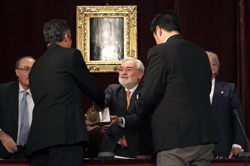 El director y guionista Cesc Gay (d) y el guionista Tomás Aragay (i) reciben de manos del director de la RAE, Dario Villanueva (c), el galardón Borau-RAE por el guión de la película 'Truman', en la entrega de los premios de la Real Academia Española, durante la celebración en su sede el Día de la Fundación pro Real Academia Española.