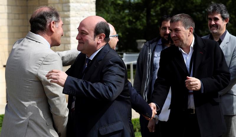 Acto de disolución de Eta en Cambo-les-Bains