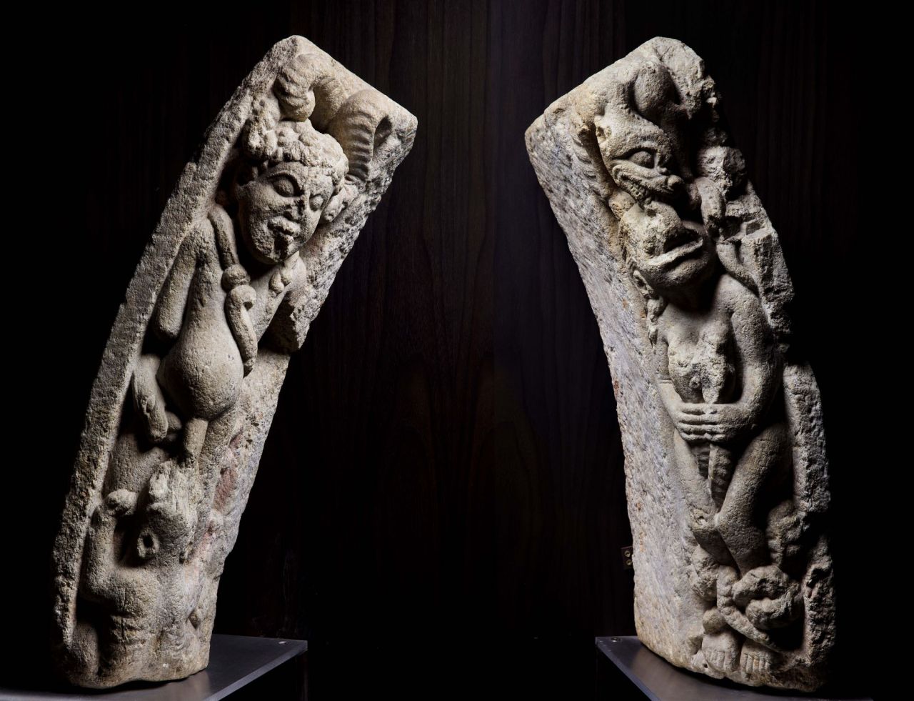 2. Dovelas con el castigo de la lujuria. Maestro Mateo. Granito con restos de policromía. h. 1200. Santiago de Compostela, Museo Catedral. / Keystones with the punishment of Lust. Maestro Mateo. Granite with traces of polychromy. c. 1200. Santiago de Compostela, Museo Catedral.