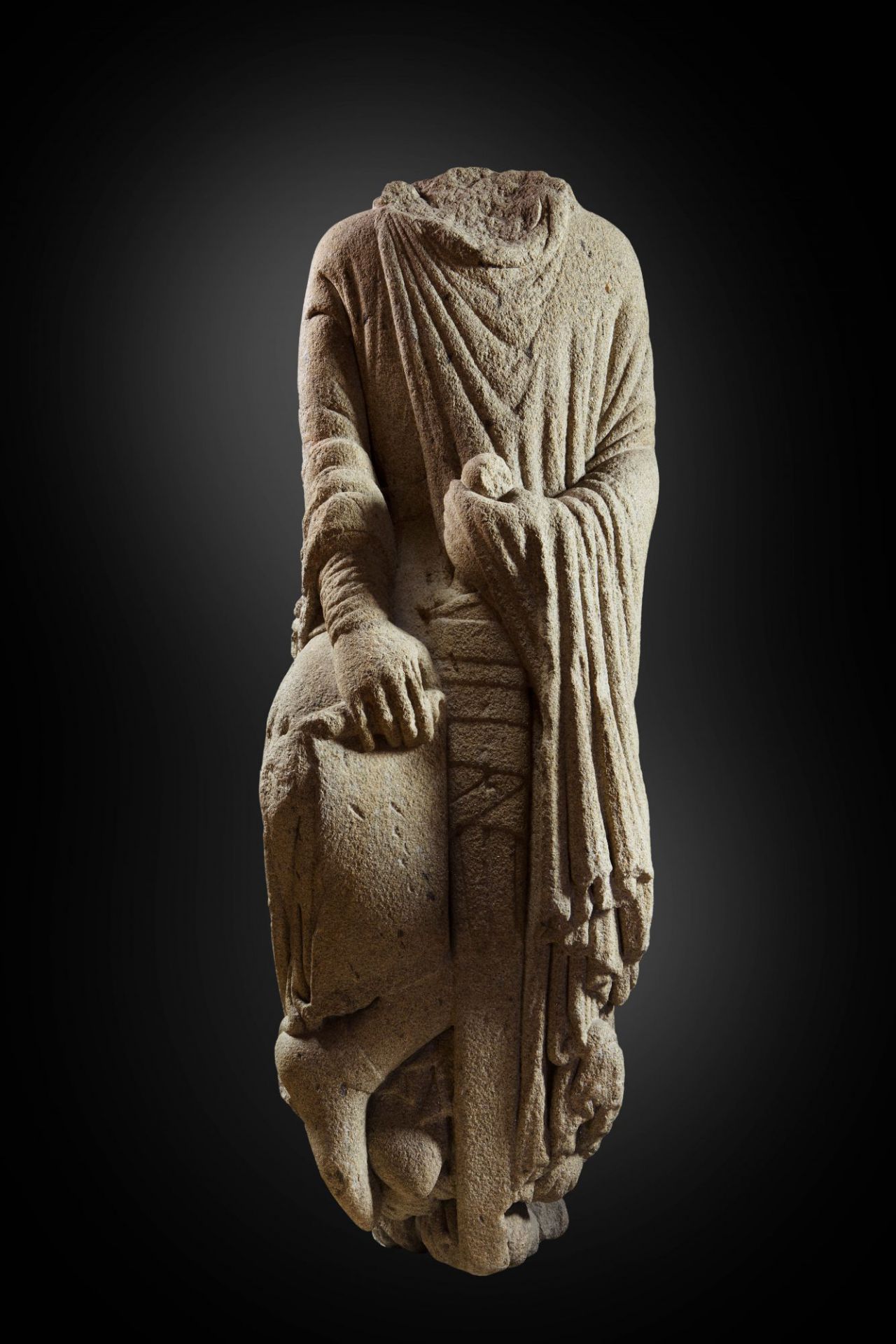 6. ¿Rey bíblico, Fernando II de León o Santiago Miles Christi?. Maestro Mateo. Granito. h. 1188-1211. Colección particular. / A biblical king, Ferdinand II of León or Saint James the Miles Christi (?). Maestro Mateo. Granite. c. 1188-1211. Private collection.