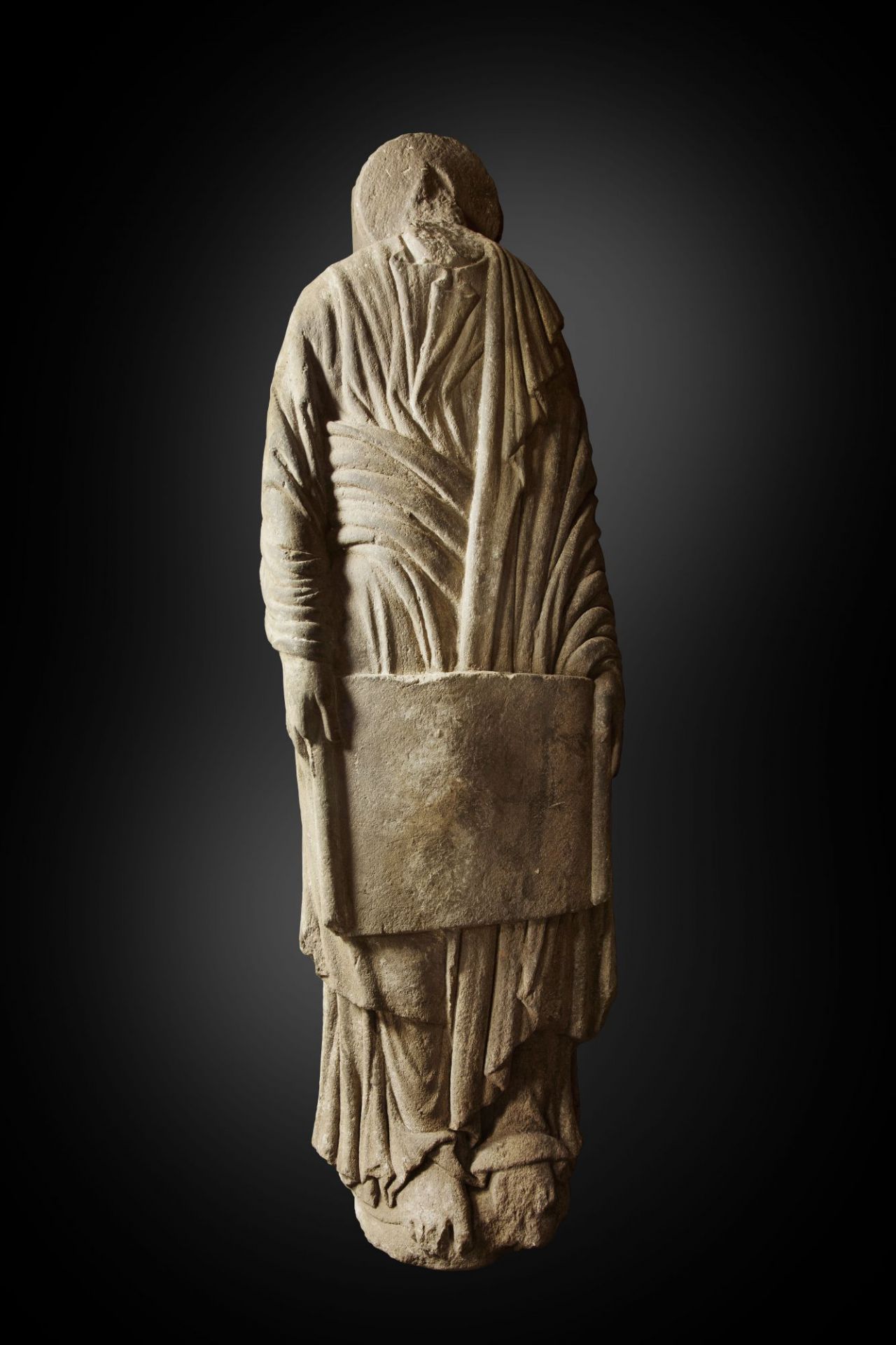 7. Estatua-columna masculina con cartela. Maestro Mateo. Granito con restos de policromía. h. 1188-1211. Santiago de Compostela, Museo Catedral. / Male statue-column with cartouche. Maestro Mateo. Granite with traces of polychromy. c. 1188-1211. Santiago de Compostela, Museo Catedral.
