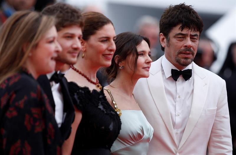 Benicio del Toro junto al equipo de Everybody Knows