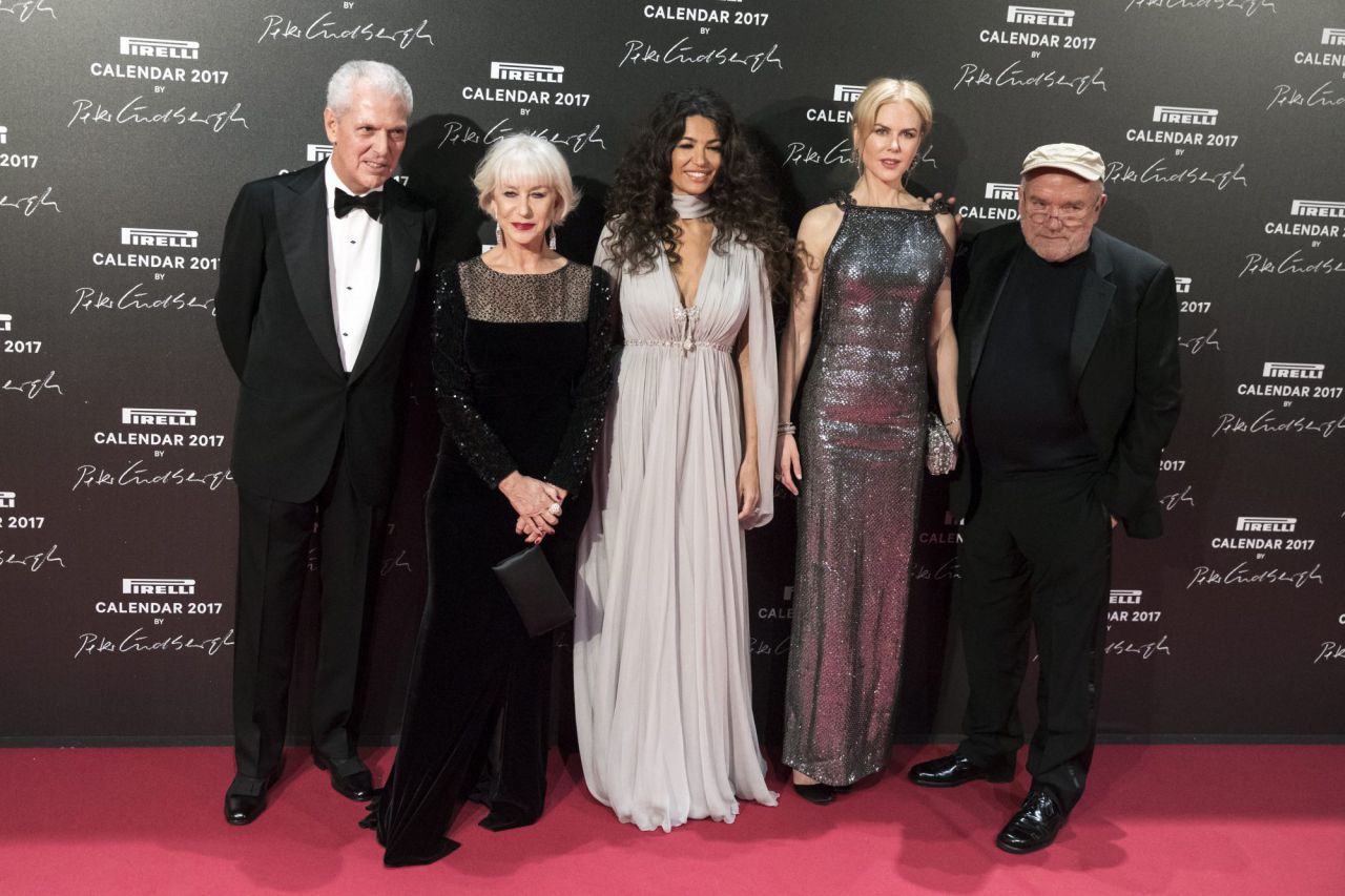 Nicole Kidman y Helen Mirren, acompañadas del director ejecutivo de Pirelli, Tronchetti Provera, la modelo  italiana Afef Jnifen y el fotógrafo Peter Lindbergh
