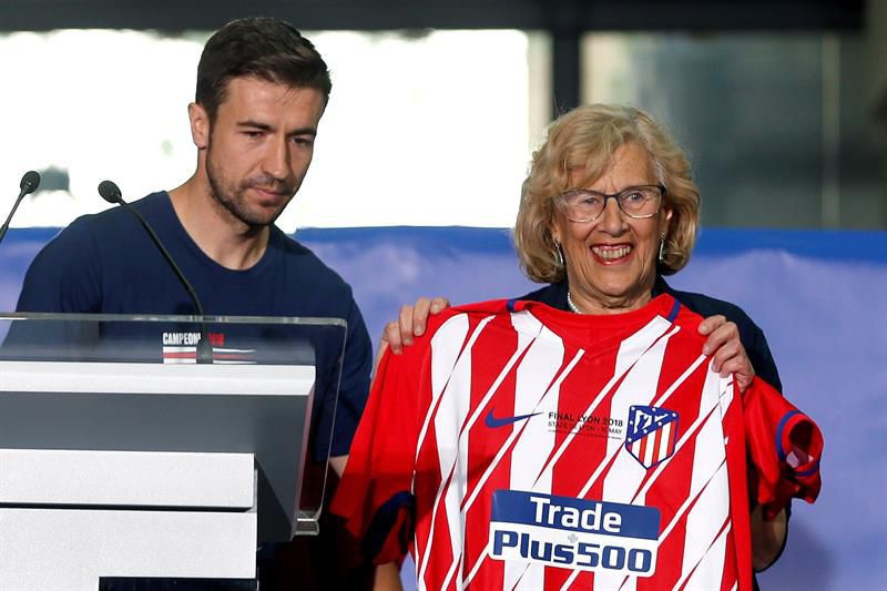 La delegación rojiblanca ofreció el título a la alcaldesa de la ciudad, Manuela Carmena