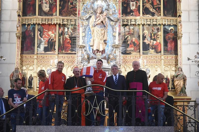 Los colchoneros también presentaron el éxito cosechado a la Virgen de la Almudena 