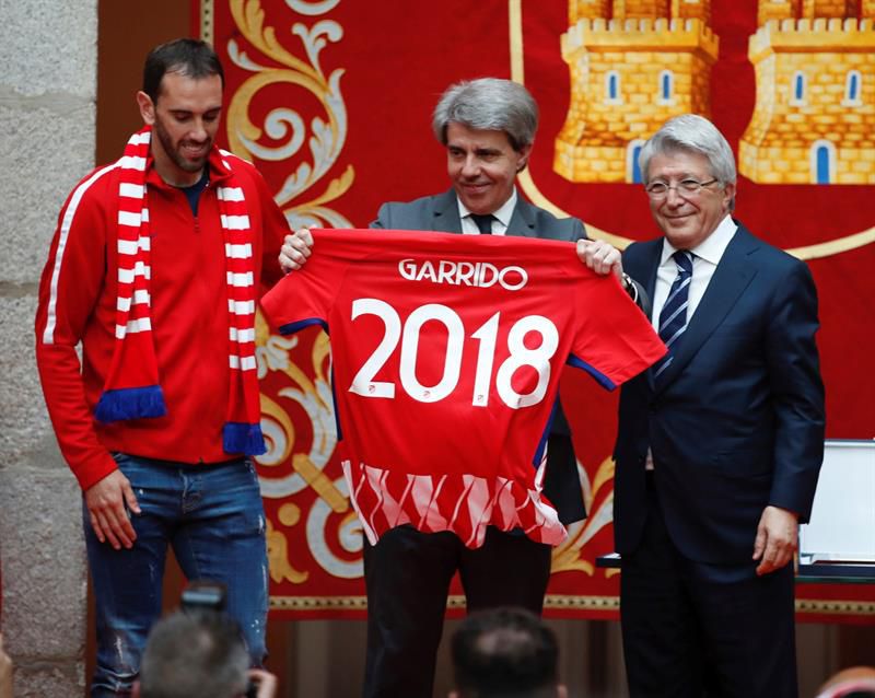 El presidente del Atlético de Madrid, Enrique Cerezo, y el capitán Diego Godín, ofrecieron el título al presidente de la Comunidad de Madrid Ángel Garrido