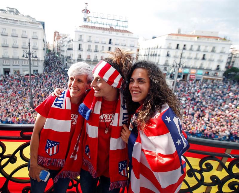 Las jugadoras del Atlético de Madrid Féminas, en la recepción al equipo en la Casa de Correos, en la Puerta del Sol, durante el festejo también de su Liga Iberdrola femenina de fútbol