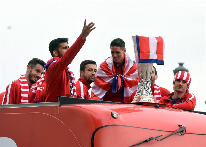 El autobús del Atlético recorrió las calles madrileñas con Fernando Torres muy cerca del trofeo