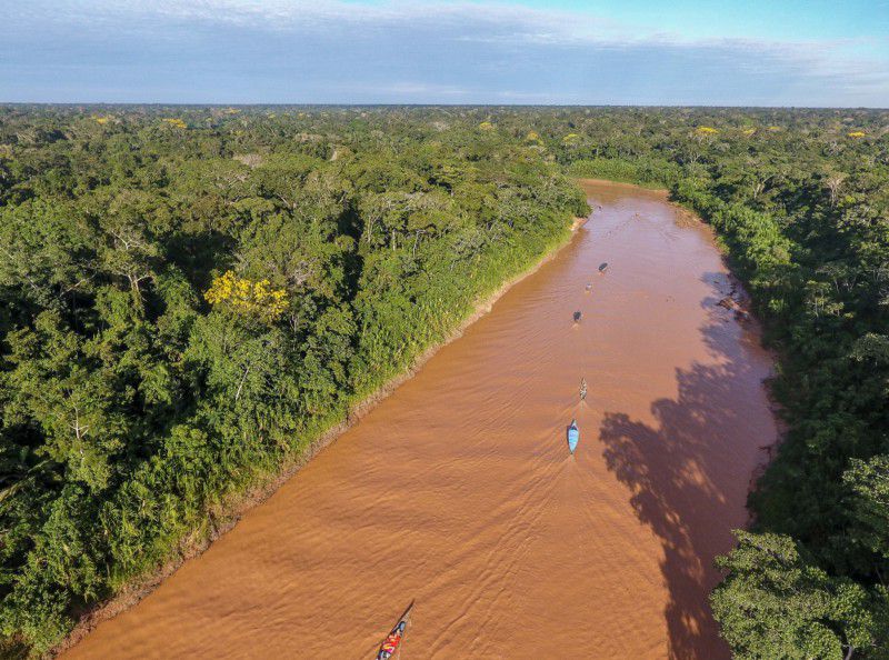 La flotilla de trece barcos gradualmente sube por el río Heath.