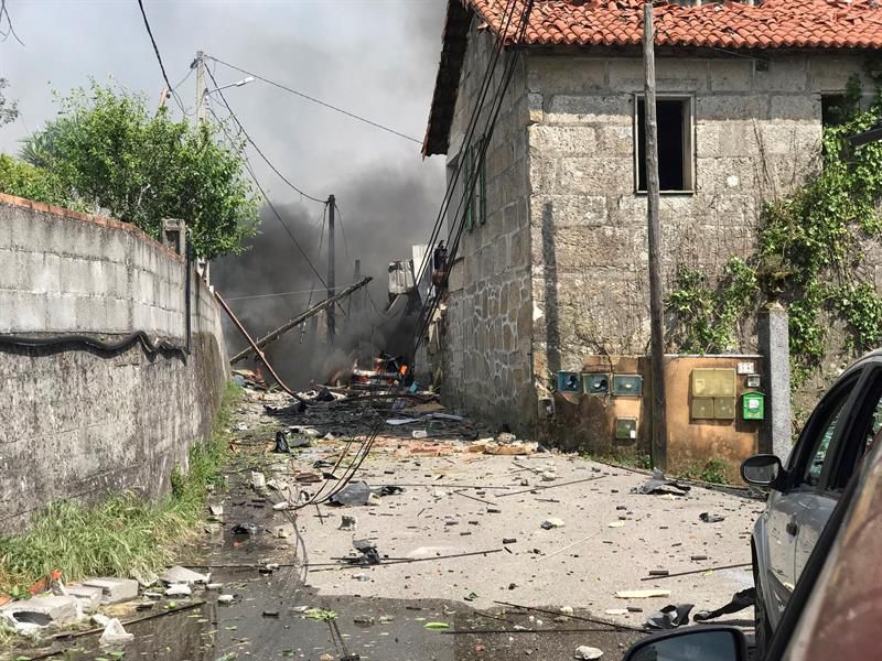 Vista de los destrozos provocados por una explosión ocurrida esta tarde en el municipio pontevedrés de Tui.