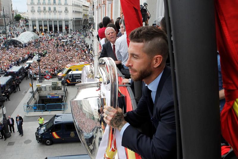Sergio Ramos levantó al cielo de la Puerta del Sol el trofeo más deseado