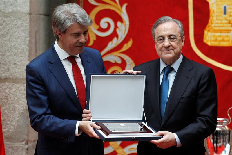 Ángel Garrido intercambio presentes con Florentino Pérez en la sede de la Comunidad de Madrid