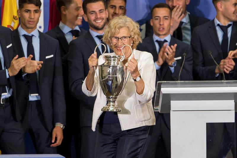 La alcaldesa Manuela Carmena fue agasajada por la plantilla del Real Madrid campeón de Europa