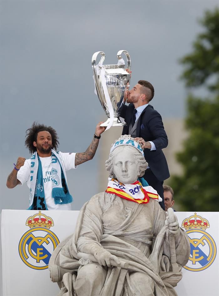 Sergio Ramos y Marcelo, capitanes, cumplieron con la tradición de ofrecer la Liga de Campeones a la diosa Cibeles