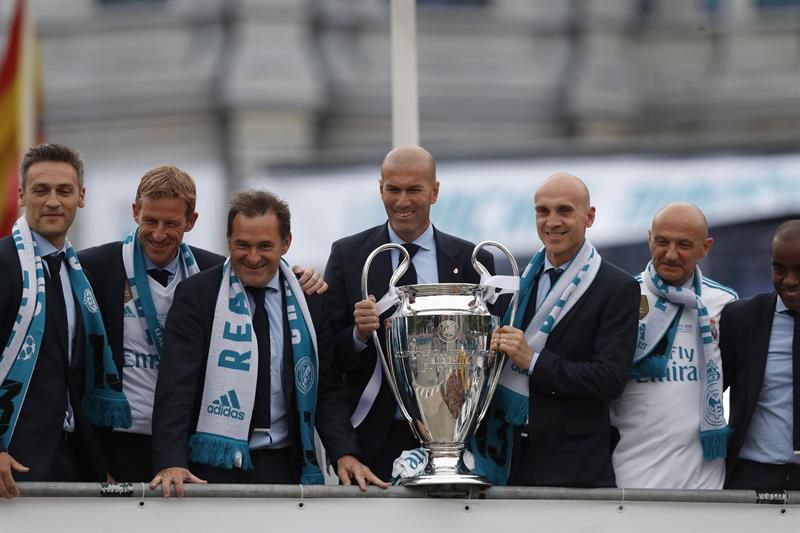 Zinedine Zidane y su cuerpo técnico, arquitectos del éxito, recibieron su tributo en la Cibeles