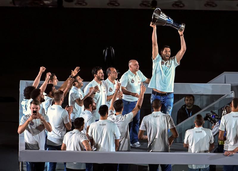 Felipe Reyes alzó el trofeo de la Euroliga. El homenaje a los jugadores de baloncesto inició la fiesta en el Bernabéu